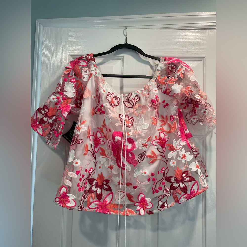 NWT-Alexia Admor off shoulder top. Large